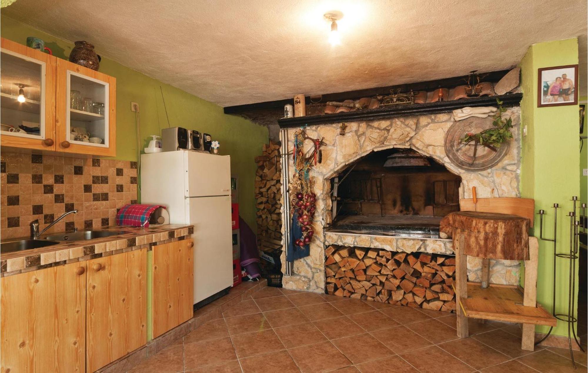 Pet Friendly Apartment In Pakostane With Kitchen Екстериор снимка