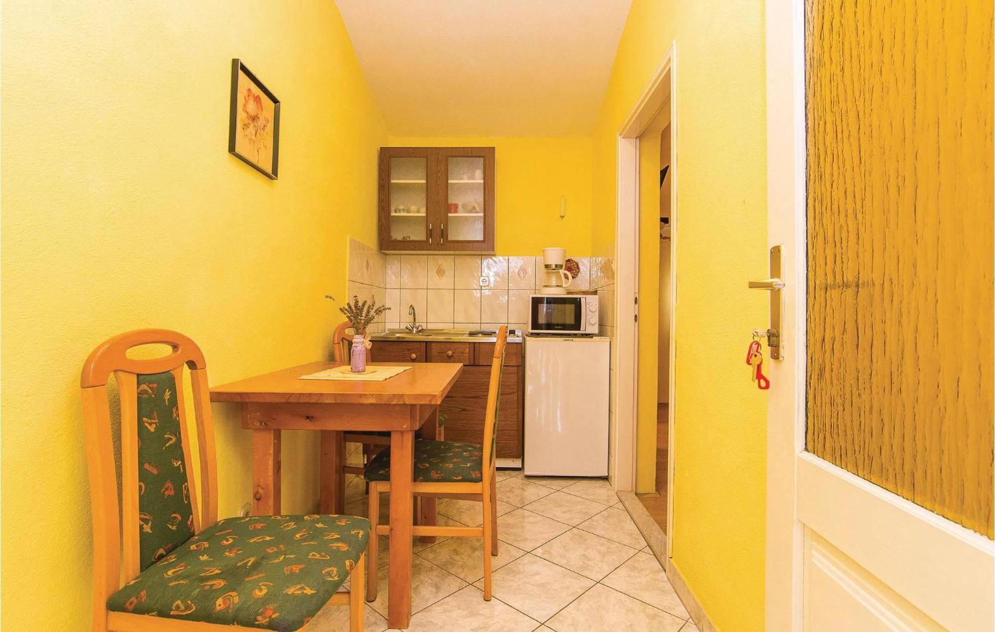 Pet Friendly Apartment In Pakostane With Kitchen Екстериор снимка